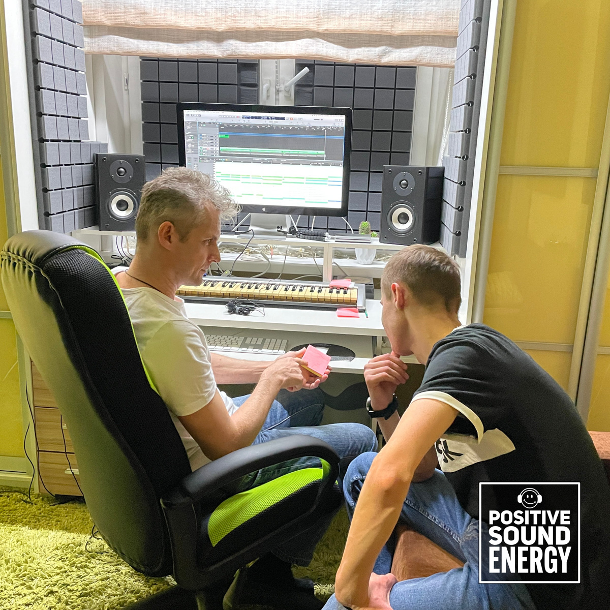 «Ключ-Медиа» уже рассказывал вам о помощнике машиниста, который написал песню, за сутки набравшую 46 тысяч прослушиваний. Сегодня наш земляк Эдгар со своим проектом EDZAR продолжает путь на вершины музыкального Олимпа: буквально на днях контракт с ним подписал крупнейший и старейший рекорд-лейбл «Союз Мьюзик». А недавно композиции артиста стали крутить даже в Израиле.