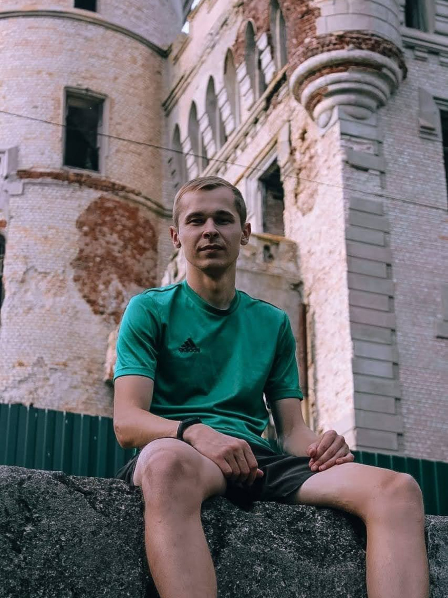 «Ключ-Медиа» уже рассказывал вам о помощнике машиниста, который написал песню, за сутки набравшую 46 тысяч прослушиваний. Сегодня наш земляк Эдгар со своим проектом EDZAR продолжает путь на вершины музыкального Олимпа: буквально на днях контракт с ним подписал крупнейший и старейший рекорд-лейбл «Союз Мьюзик». А недавно композиции артиста стали крутить даже в Израиле.