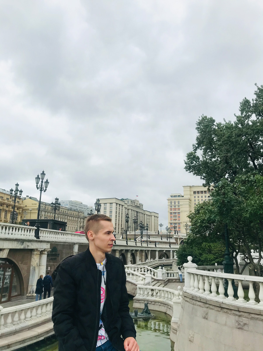 «Ключ-Медиа» уже рассказывал вам о помощнике машиниста, который написал песню, за сутки набравшую 46 тысяч прослушиваний. Сегодня наш земляк Эдгар со своим проектом EDZAR продолжает путь на вершины музыкального Олимпа: буквально на днях контракт с ним подписал крупнейший и старейший рекорд-лейбл «Союз Мьюзик». А недавно композиции артиста стали крутить даже в Израиле.