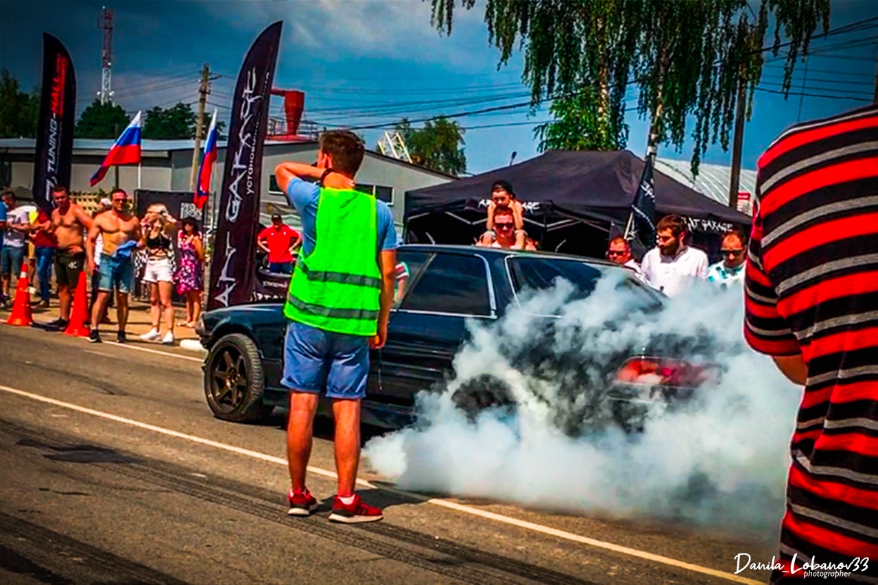 Впервые за 7 лет в регионе состоялись официальные уличные гонки. В Бараках прошел первый этап чемпионата по автомобильному спорту в дисциплине дрэг-рейсинг. Участие в нем приняли три десятка экипажей из Владимирской, Ивановской, Московской областей, Ярославля, Нижнего Новгорода и даже Иркутска. Судя по потрясающим фото, зрелище было ярким. Почти как в легендарном «Форсаже»!