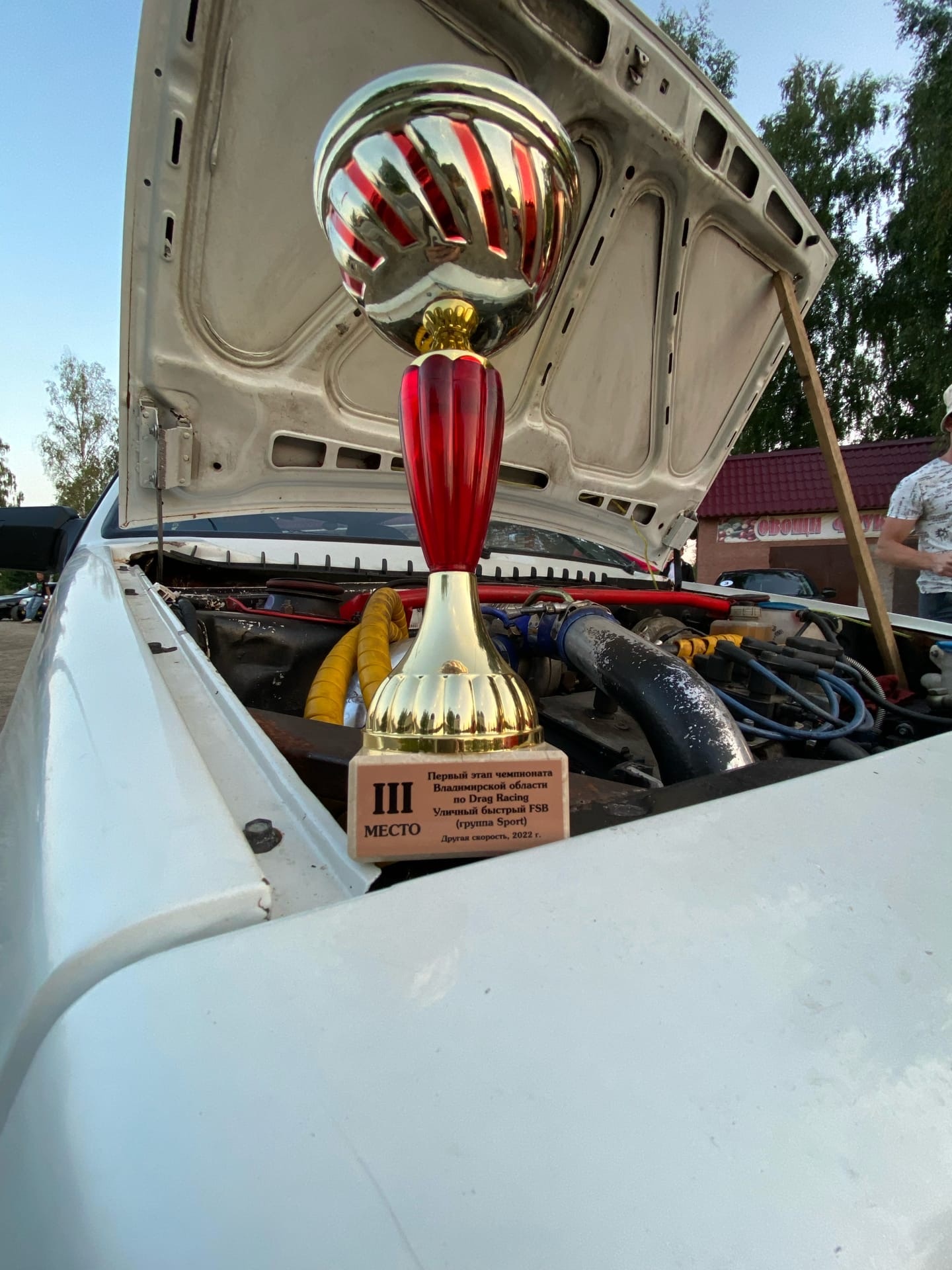 Впервые за 7 лет в регионе состоялись официальные уличные гонки. В Бараках прошел первый этап чемпионата по автомобильному спорту в дисциплине дрэг-рейсинг. Участие в нем приняли три десятка экипажей из Владимирской, Ивановской, Московской областей, Ярославля, Нижнего Новгорода и даже Иркутска. Судя по потрясающим фото, зрелище было ярким. Почти как в легендарном «Форсаже»!