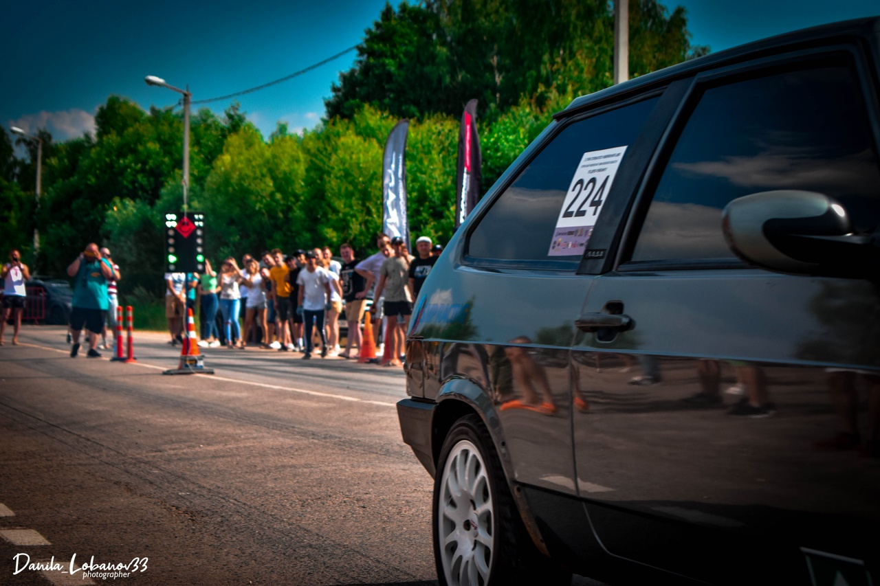 Впервые за 7 лет в регионе состоялись официальные уличные гонки. В Бараках прошел первый этап чемпионата по автомобильному спорту в дисциплине дрэг-рейсинг. Участие в нем приняли три десятка экипажей из Владимирской, Ивановской, Московской областей, Ярославля, Нижнего Новгорода и даже Иркутска. Судя по потрясающим фото, зрелище было ярким. Почти как в легендарном «Форсаже»!