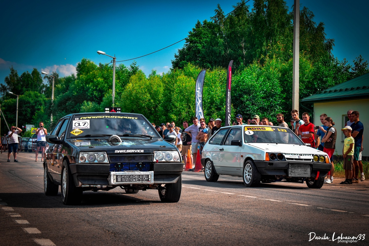 Впервые за 7 лет в регионе состоялись официальные уличные гонки. В Бараках прошел первый этап чемпионата по автомобильному спорту в дисциплине дрэг-рейсинг. Участие в нем приняли три десятка экипажей из Владимирской, Ивановской, Московской областей, Ярославля, Нижнего Новгорода и даже Иркутска. Судя по потрясающим фото, зрелище было ярким. Почти как в легендарном «Форсаже»!