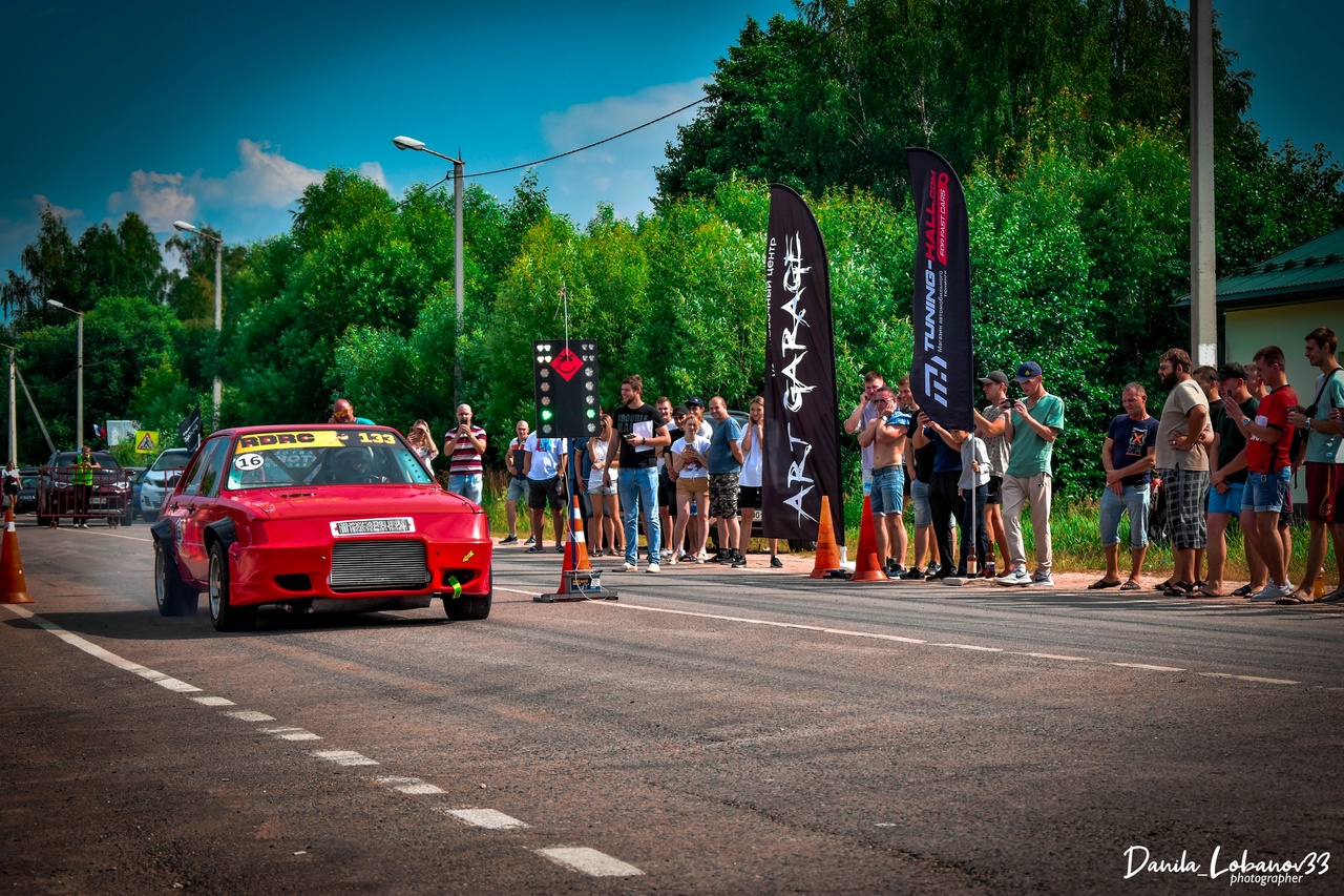 Впервые за 7 лет в регионе состоялись официальные уличные гонки. В Бараках прошел первый этап чемпионата по автомобильному спорту в дисциплине дрэг-рейсинг. Участие в нем приняли три десятка экипажей из Владимирской, Ивановской, Московской областей, Ярославля, Нижнего Новгорода и даже Иркутска. Судя по потрясающим фото, зрелище было ярким. Почти как в легендарном «Форсаже»!