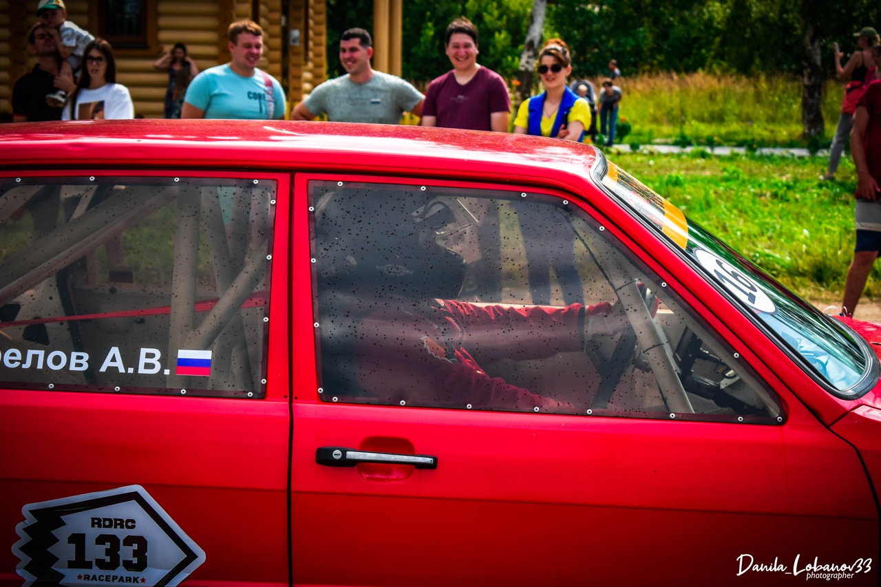 Впервые за 7 лет в регионе состоялись официальные уличные гонки. В Бараках прошел первый этап чемпионата по автомобильному спорту в дисциплине дрэг-рейсинг. Участие в нем приняли три десятка экипажей из Владимирской, Ивановской, Московской областей, Ярославля, Нижнего Новгорода и даже Иркутска. Судя по потрясающим фото, зрелище было ярким. Почти как в легендарном «Форсаже»!