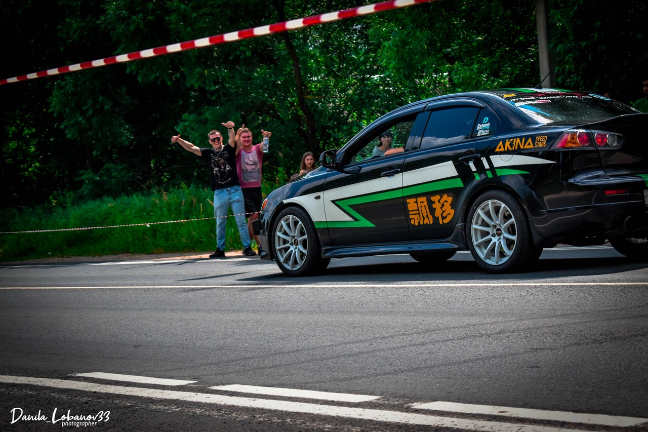 Впервые за 7 лет в регионе состоялись официальные уличные гонки. В Бараках прошел первый этап чемпионата по автомобильному спорту в дисциплине дрэг-рейсинг. Участие в нем приняли три десятка экипажей из Владимирской, Ивановской, Московской областей, Ярославля, Нижнего Новгорода и даже Иркутска. Судя по потрясающим фото, зрелище было ярким. Почти как в легендарном «Форсаже»!