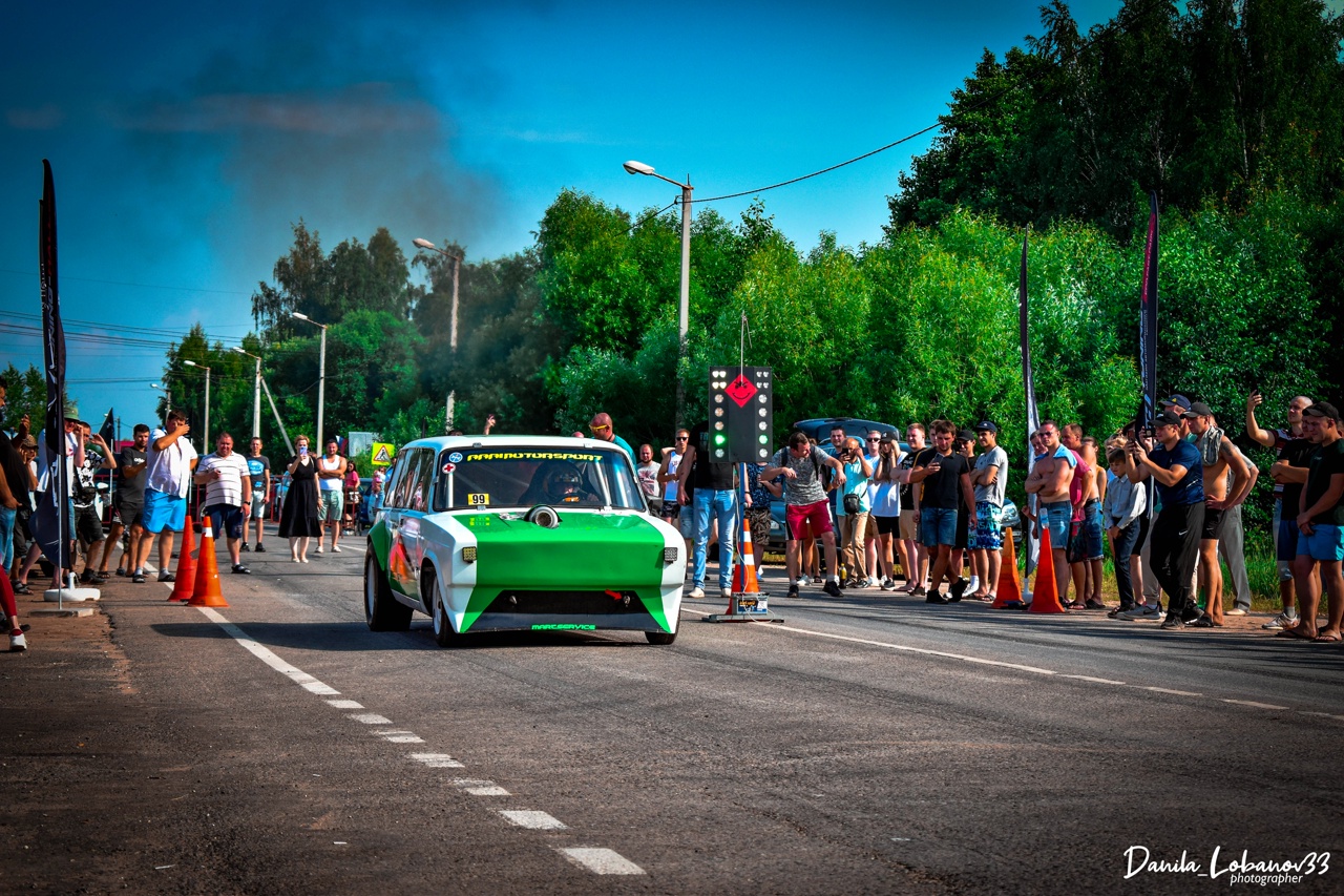 Впервые за 7 лет в регионе состоялись официальные уличные гонки. В Бараках прошел первый этап чемпионата по автомобильному спорту в дисциплине дрэг-рейсинг. Участие в нем приняли три десятка экипажей из Владимирской, Ивановской, Московской областей, Ярославля, Нижнего Новгорода и даже Иркутска. Судя по потрясающим фото, зрелище было ярким. Почти как в легендарном «Форсаже»!