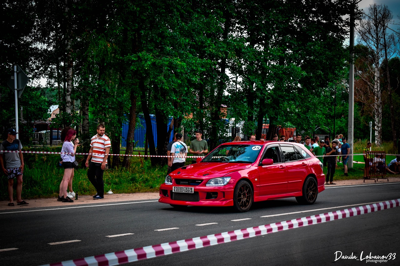 Впервые за 7 лет в регионе состоялись официальные уличные гонки. В Бараках прошел первый этап чемпионата по автомобильному спорту в дисциплине дрэг-рейсинг. Участие в нем приняли три десятка экипажей из Владимирской, Ивановской, Московской областей, Ярославля, Нижнего Новгорода и даже Иркутска. Судя по потрясающим фото, зрелище было ярким. Почти как в легендарном «Форсаже»!