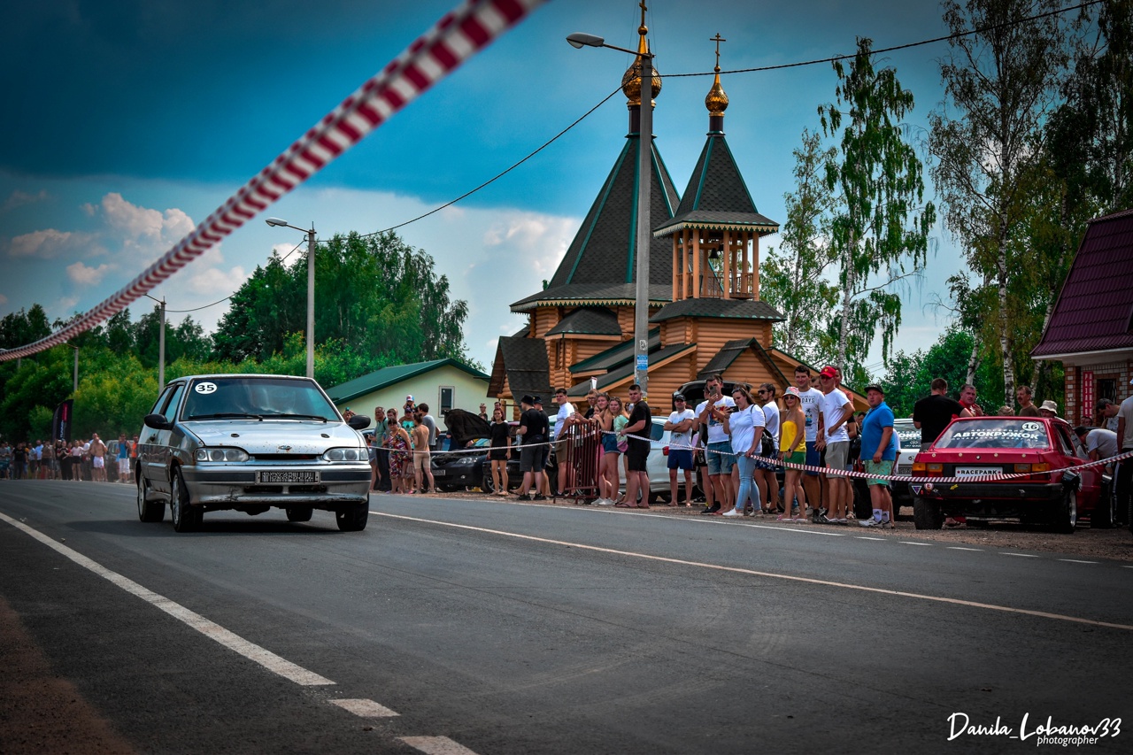 Впервые за 7 лет в регионе состоялись официальные уличные гонки. В Бараках прошел первый этап чемпионата по автомобильному спорту в дисциплине дрэг-рейсинг. Участие в нем приняли три десятка экипажей из Владимирской, Ивановской, Московской областей, Ярославля, Нижнего Новгорода и даже Иркутска. Судя по потрясающим фото, зрелище было ярким. Почти как в легендарном «Форсаже»!