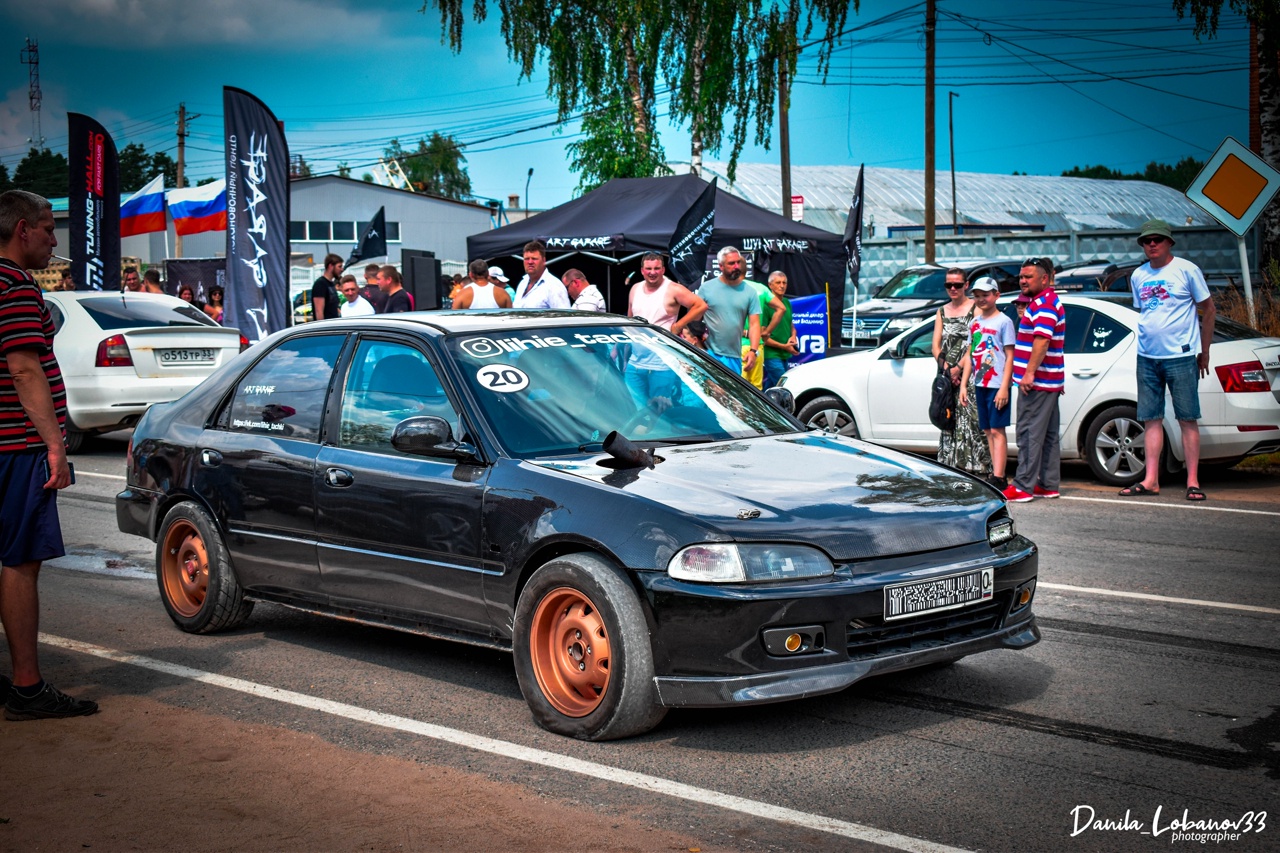 Впервые за 7 лет в регионе состоялись официальные уличные гонки. В Бараках прошел первый этап чемпионата по автомобильному спорту в дисциплине дрэг-рейсинг. Участие в нем приняли три десятка экипажей из Владимирской, Ивановской, Московской областей, Ярославля, Нижнего Новгорода и даже Иркутска. Судя по потрясающим фото, зрелище было ярким. Почти как в легендарном «Форсаже»!