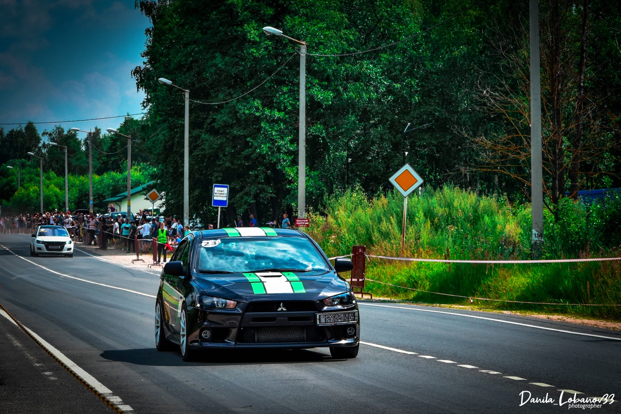 Впервые за 7 лет в регионе состоялись официальные уличные гонки. В Бараках прошел первый этап чемпионата по автомобильному спорту в дисциплине дрэг-рейсинг. Участие в нем приняли три десятка экипажей из Владимирской, Ивановской, Московской областей, Ярославля, Нижнего Новгорода и даже Иркутска. Судя по потрясающим фото, зрелище было ярким. Почти как в легендарном «Форсаже»!