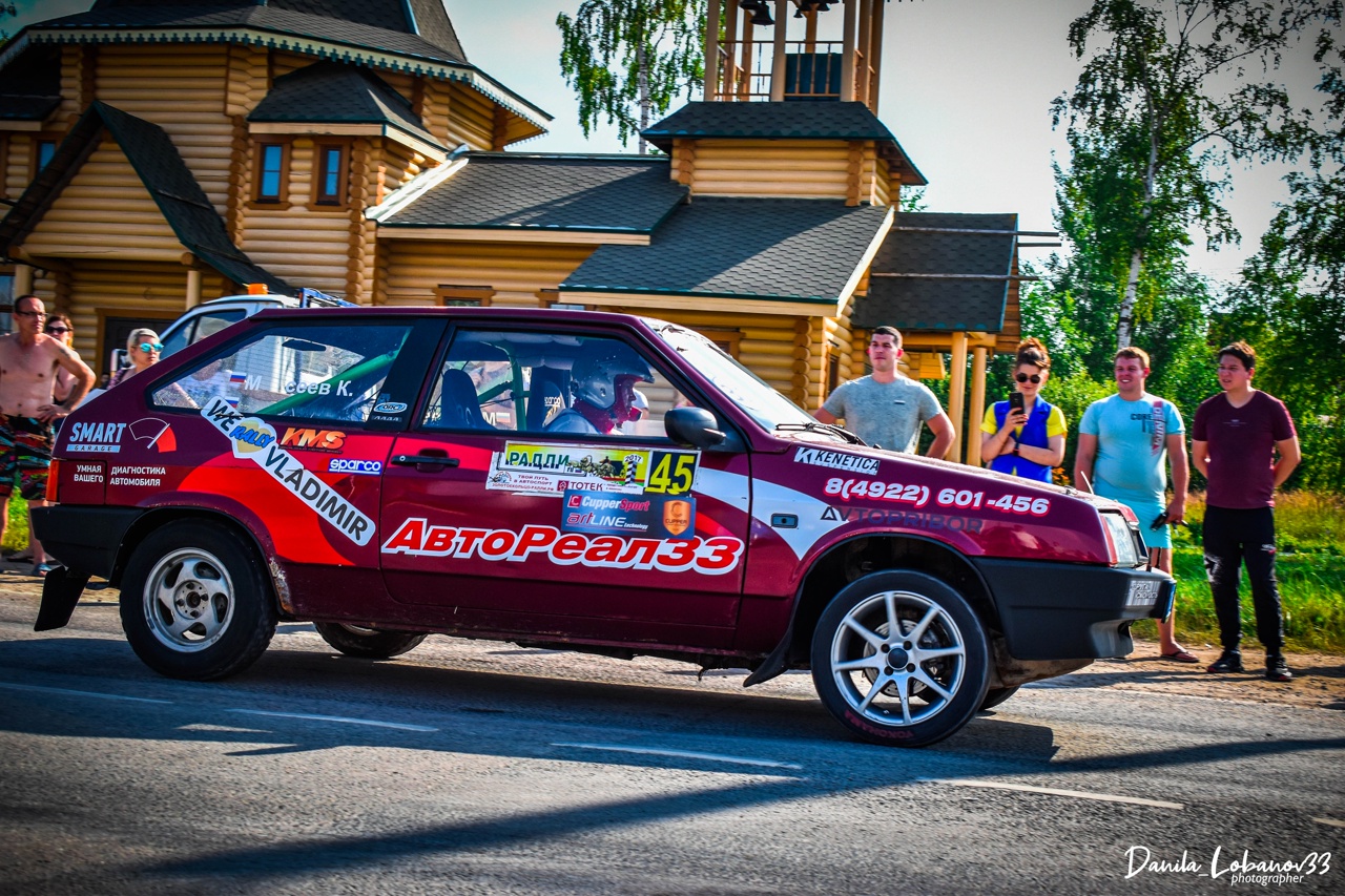 Впервые за 7 лет в регионе состоялись официальные уличные гонки. В Бараках прошел первый этап чемпионата по автомобильному спорту в дисциплине дрэг-рейсинг. Участие в нем приняли три десятка экипажей из Владимирской, Ивановской, Московской областей, Ярославля, Нижнего Новгорода и даже Иркутска. Судя по потрясающим фото, зрелище было ярким. Почти как в легендарном «Форсаже»!