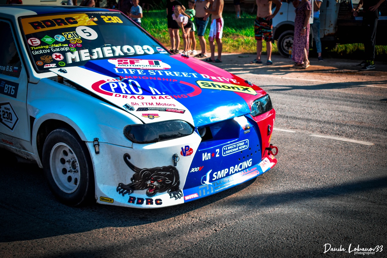 Впервые за 7 лет в регионе состоялись официальные уличные гонки. В Бараках прошел первый этап чемпионата по автомобильному спорту в дисциплине дрэг-рейсинг. Участие в нем приняли три десятка экипажей из Владимирской, Ивановской, Московской областей, Ярославля, Нижнего Новгорода и даже Иркутска. Судя по потрясающим фото, зрелище было ярким. Почти как в легендарном «Форсаже»!