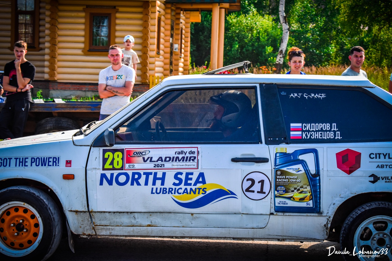 Впервые за 7 лет в регионе состоялись официальные уличные гонки. В Бараках прошел первый этап чемпионата по автомобильному спорту в дисциплине дрэг-рейсинг. Участие в нем приняли три десятка экипажей из Владимирской, Ивановской, Московской областей, Ярославля, Нижнего Новгорода и даже Иркутска. Судя по потрясающим фото, зрелище было ярким. Почти как в легендарном «Форсаже»!