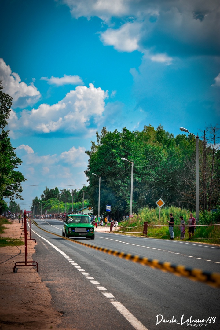 Впервые за 7 лет в регионе состоялись официальные уличные гонки. В Бараках прошел первый этап чемпионата по автомобильному спорту в дисциплине дрэг-рейсинг. Участие в нем приняли три десятка экипажей из Владимирской, Ивановской, Московской областей, Ярославля, Нижнего Новгорода и даже Иркутска. Судя по потрясающим фото, зрелище было ярким. Почти как в легендарном «Форсаже»!