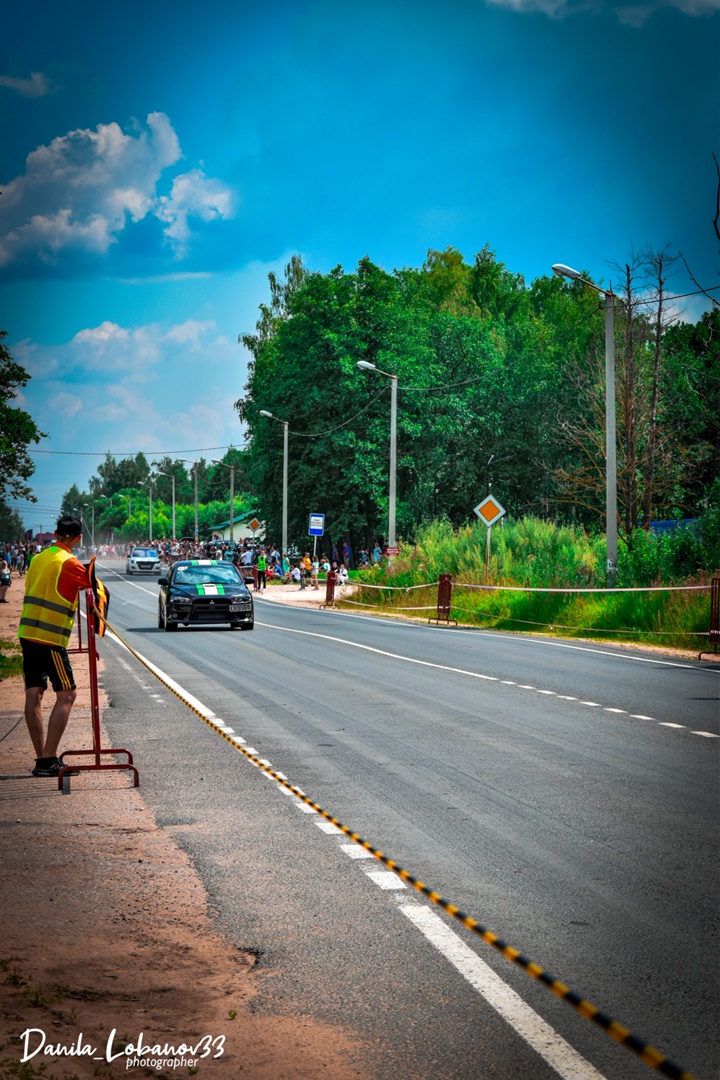 Впервые за 7 лет в регионе состоялись официальные уличные гонки. В Бараках прошел первый этап чемпионата по автомобильному спорту в дисциплине дрэг-рейсинг. Участие в нем приняли три десятка экипажей из Владимирской, Ивановской, Московской областей, Ярославля, Нижнего Новгорода и даже Иркутска. Судя по потрясающим фото, зрелище было ярким. Почти как в легендарном «Форсаже»!