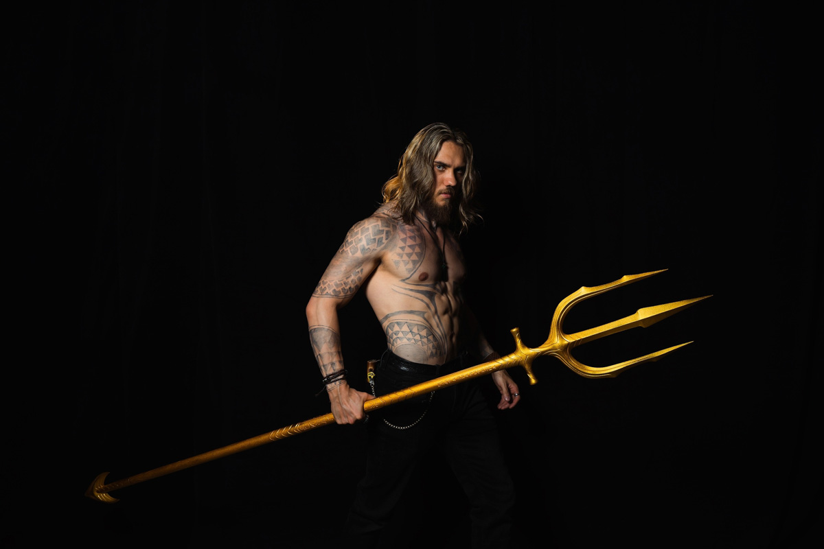 Житель Коврова примерил на себя роль легендарного персонажа комиксов. В образе брутального наследника трона Атлантиды Кирилл Павленко участвовал в косплей-фестивале. Получилось правдоподобно. Все благодаря внешнему сходству с Акваменом и идентичному рисунку на торсе.