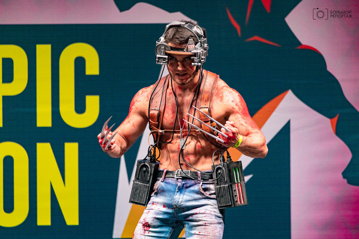 Житель Коврова примерил на себя роль легендарного персонажа комиксов. В образе брутального наследника трона Атлантиды Кирилл Павленко участвовал в косплей-фестивале. Получилось правдоподобно. Все благодаря внешнему сходству с Акваменом и идентичному рисунку на торсе.