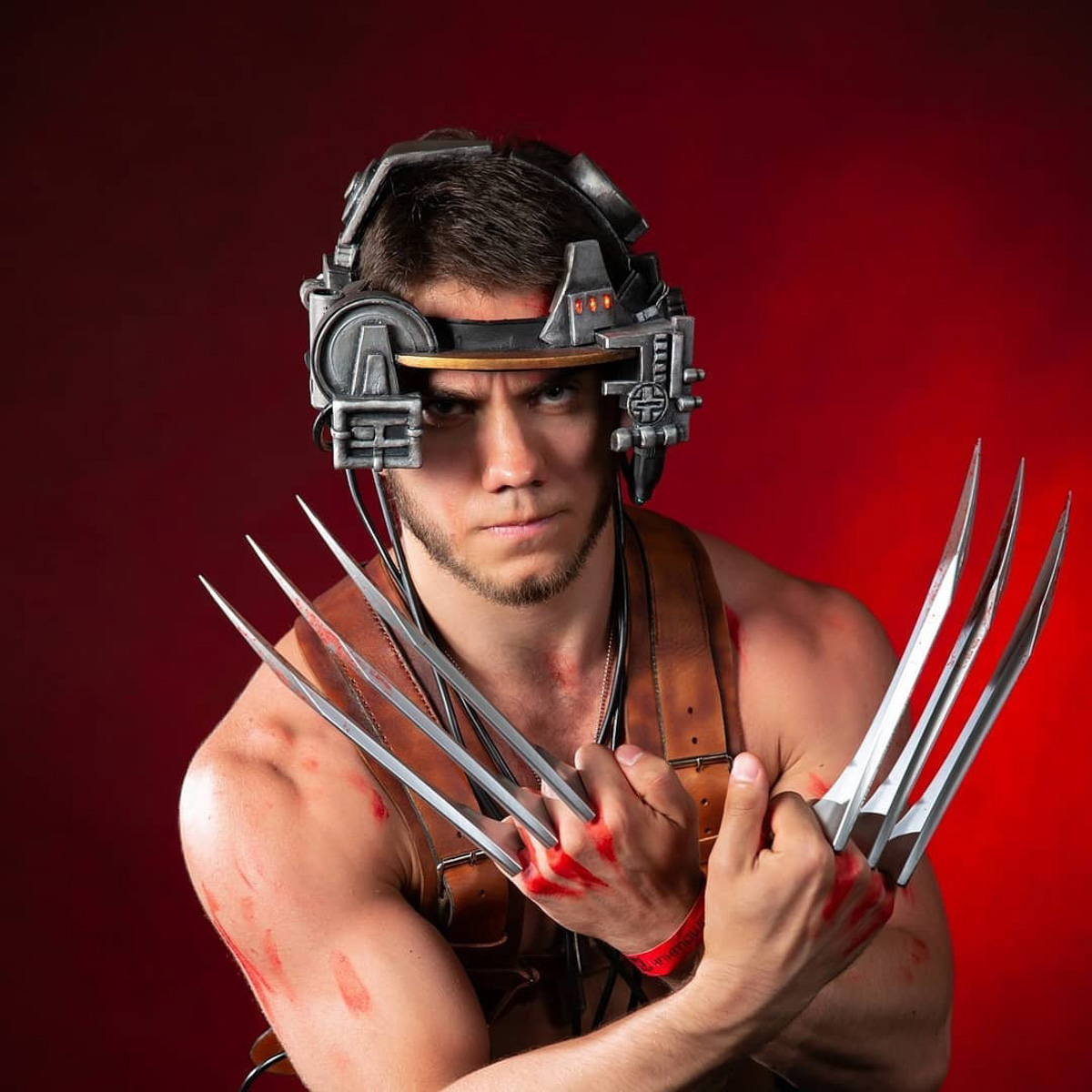 Житель Коврова примерил на себя роль легендарного персонажа комиксов. В образе брутального наследника трона Атлантиды Кирилл Павленко участвовал в косплей-фестивале. Получилось правдоподобно. Все благодаря внешнему сходству с Акваменом и идентичному рисунку на торсе.