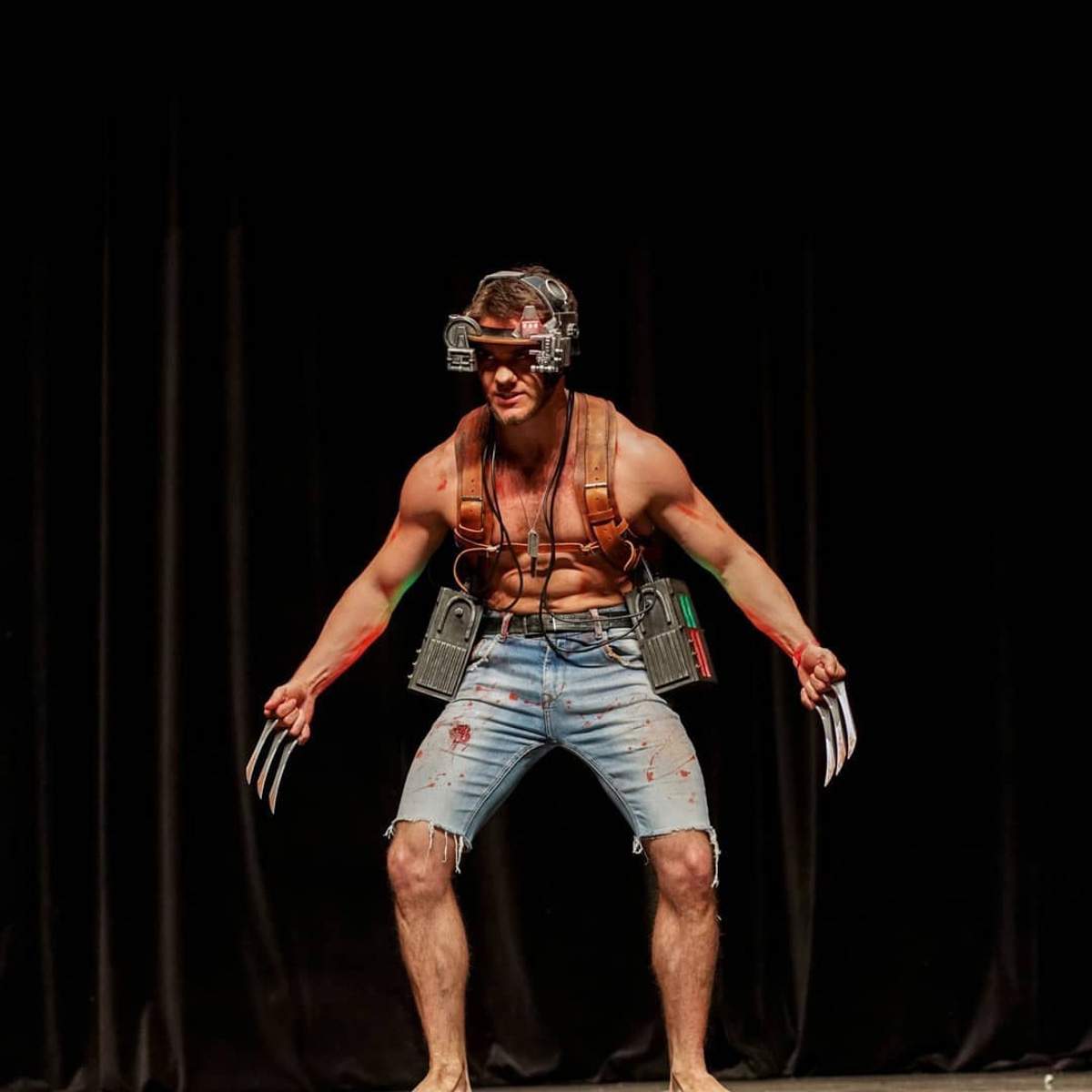 Житель Коврова примерил на себя роль легендарного персонажа комиксов. В образе брутального наследника трона Атлантиды Кирилл Павленко участвовал в косплей-фестивале. Получилось правдоподобно. Все благодаря внешнему сходству с Акваменом и идентичному рисунку на торсе.