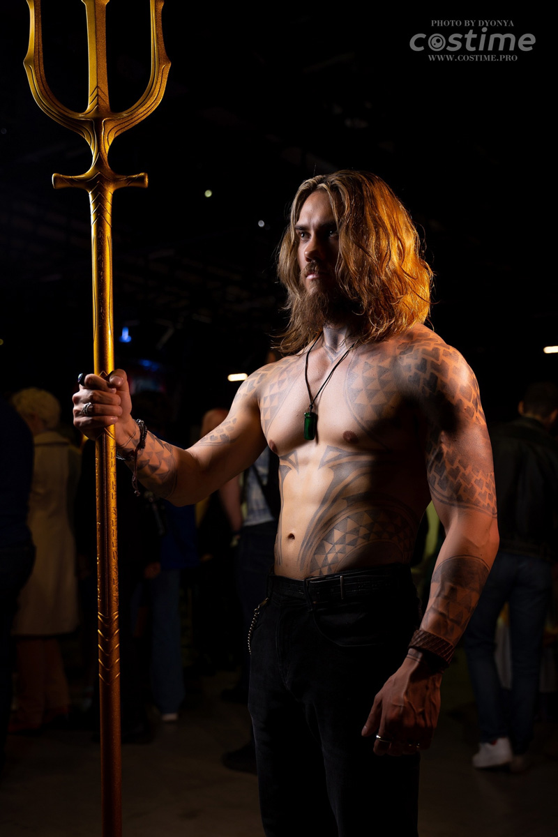 Житель Коврова примерил на себя роль легендарного персонажа комиксов. В образе брутального наследника трона Атлантиды Кирилл Павленко участвовал в косплей-фестивале. Получилось правдоподобно. Все благодаря внешнему сходству с Акваменом и идентичному рисунку на торсе.