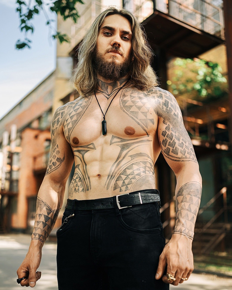 Житель Коврова примерил на себя роль легендарного персонажа комиксов. В образе брутального наследника трона Атлантиды Кирилл Павленко участвовал в косплей-фестивале. Получилось правдоподобно. Все благодаря внешнему сходству с Акваменом и идентичному рисунку на торсе.