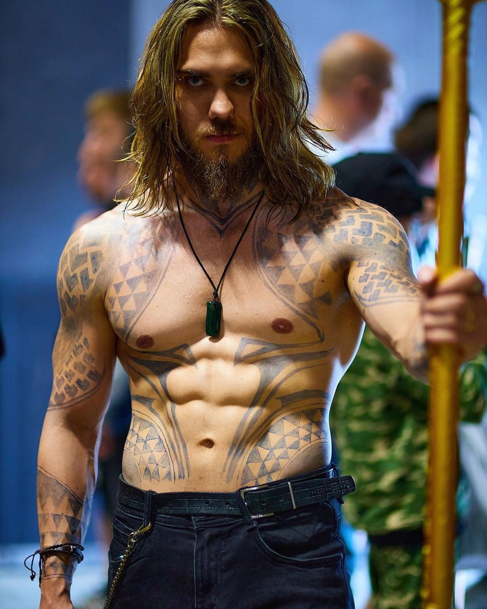 Житель Коврова примерил на себя роль легендарного персонажа комиксов. В образе брутального наследника трона Атлантиды Кирилл Павленко участвовал в косплей-фестивале. Получилось правдоподобно. Все благодаря внешнему сходству с Акваменом и идентичному рисунку на торсе.