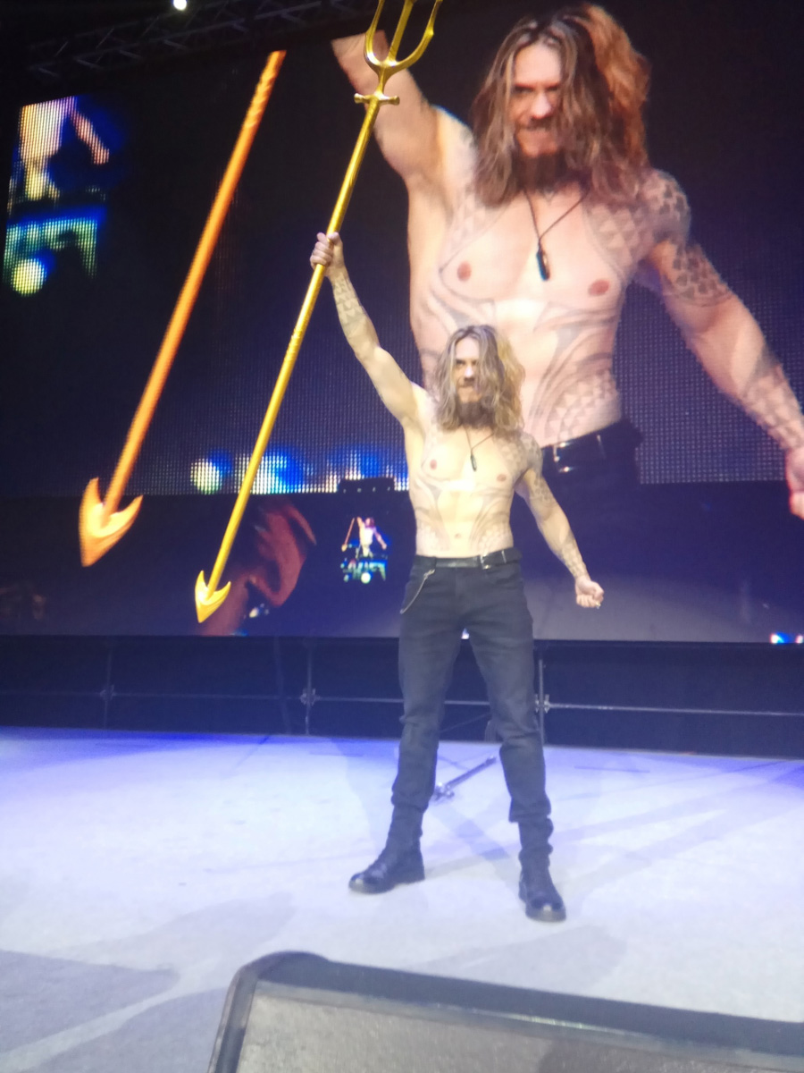 Житель Коврова примерил на себя роль легендарного персонажа комиксов. В образе брутального наследника трона Атлантиды Кирилл Павленко участвовал в косплей-фестивале. Получилось правдоподобно. Все благодаря внешнему сходству с Акваменом и идентичному рисунку на торсе.