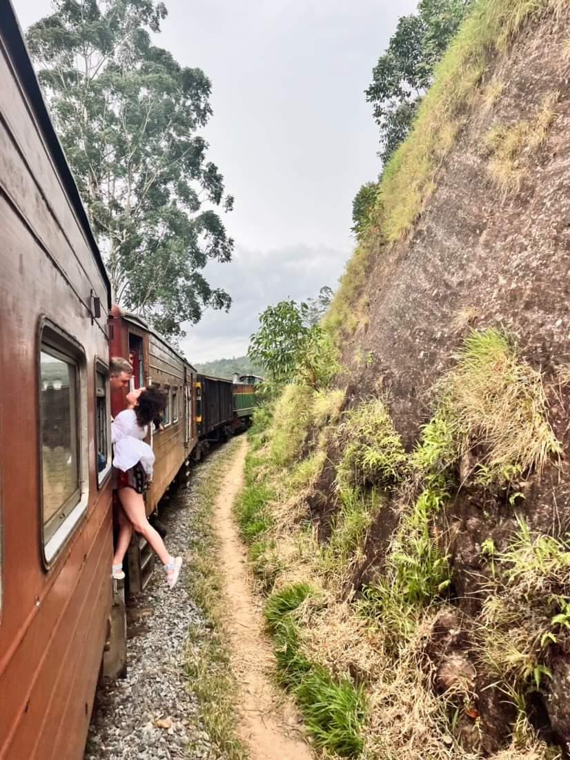 Владимирская танцовщица Алена Пона этим летом выбрала местом для отдыха Шри-Ланку – страну чая, джунглей, азиатского колорита и серфинга. Побывав там, девушка осталась под приятным впечатлением. Чем же пленил ее райский уголок?