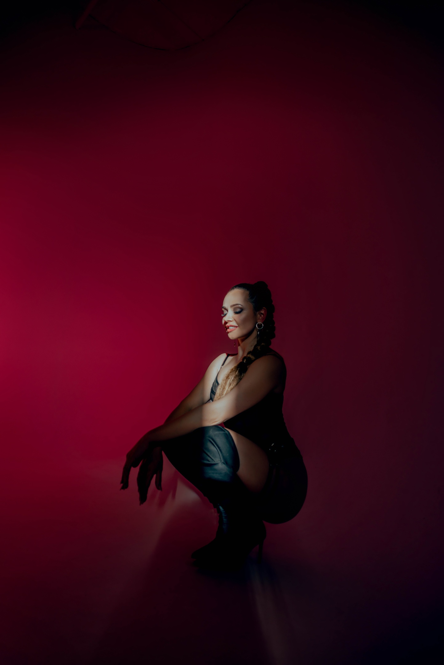 Недавно масштабная съёмка по мотивам фильма «Малена» привлекла внимание горожан. В кадре – семнадцать парней и блогер Мария Киселёва, за кадром – фотограф Марина Северянова. Знакомимся с девушкой, которая воплотила креативный проект в жизнь.