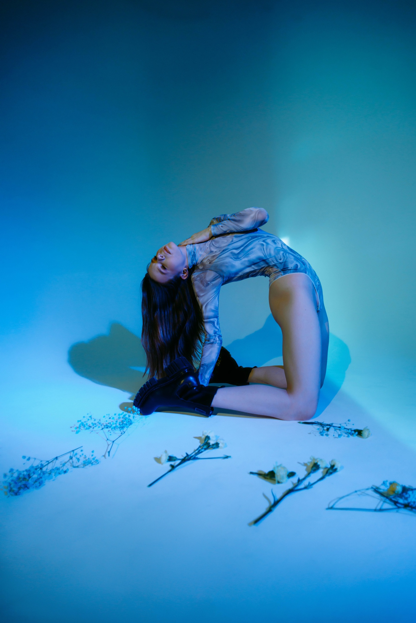 Недавно масштабная съёмка по мотивам фильма «Малена» привлекла внимание горожан. В кадре – семнадцать парней и блогер Мария Киселёва, за кадром – фотограф Марина Северянова. Знакомимся с девушкой, которая воплотила креативный проект в жизнь.