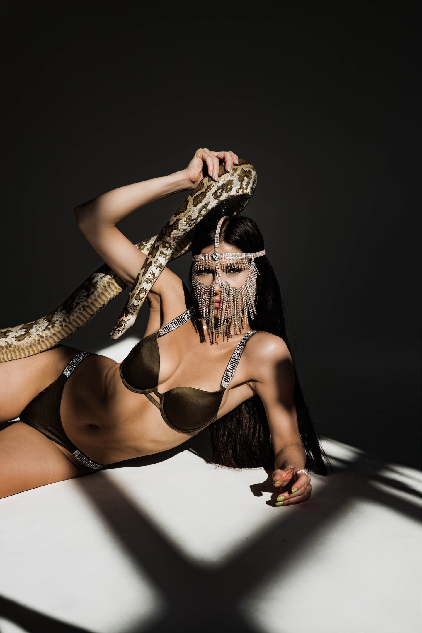 Недавно масштабная съёмка по мотивам фильма «Малена» привлекла внимание горожан. В кадре – семнадцать парней и блогер Мария Киселёва, за кадром – фотограф Марина Северянова. Знакомимся с девушкой, которая воплотила креативный проект в жизнь.