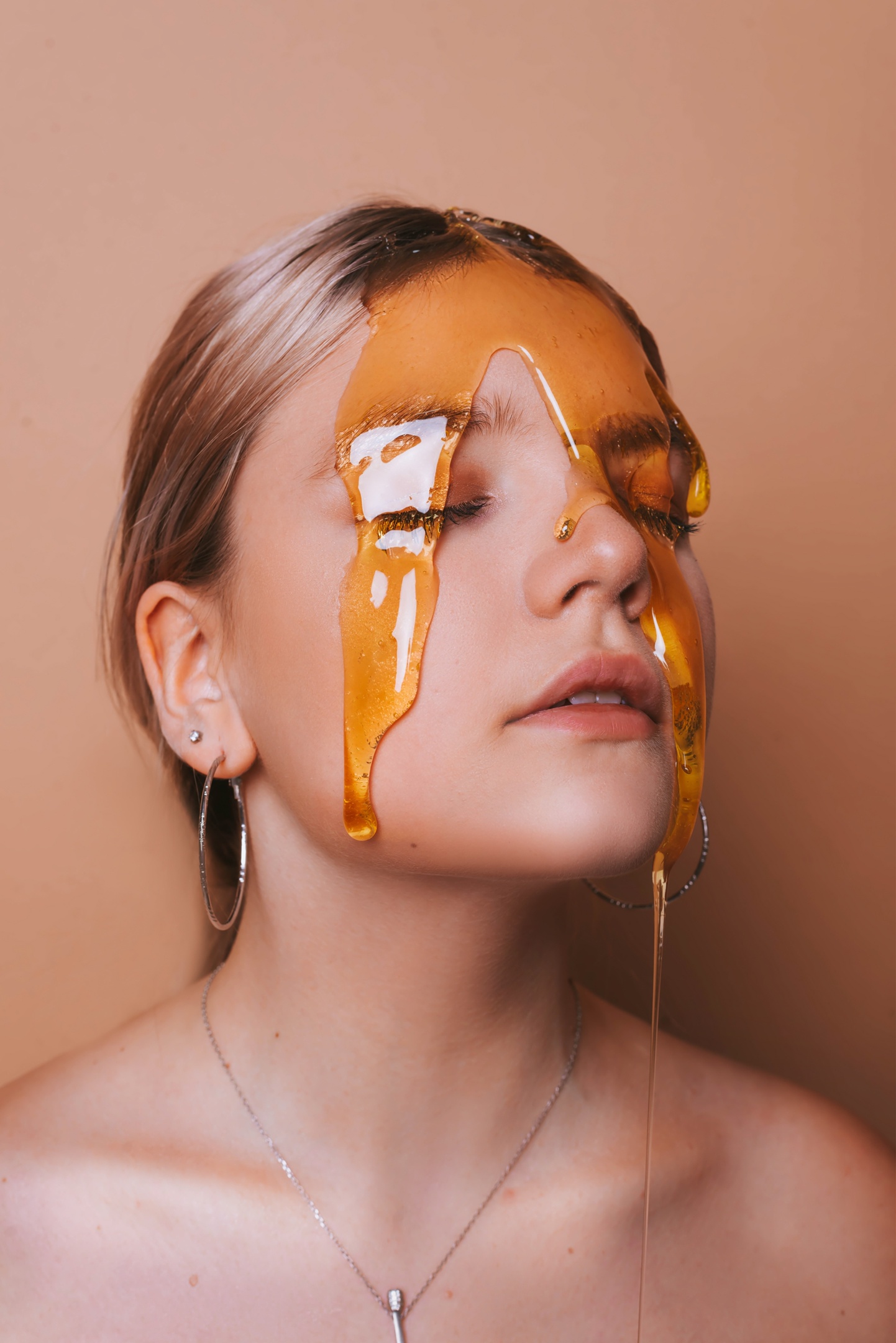 Недавно масштабная съёмка по мотивам фильма «Малена» привлекла внимание горожан. В кадре – семнадцать парней и блогер Мария Киселёва, за кадром – фотограф Марина Северянова. Знакомимся с девушкой, которая воплотила креативный проект в жизнь.