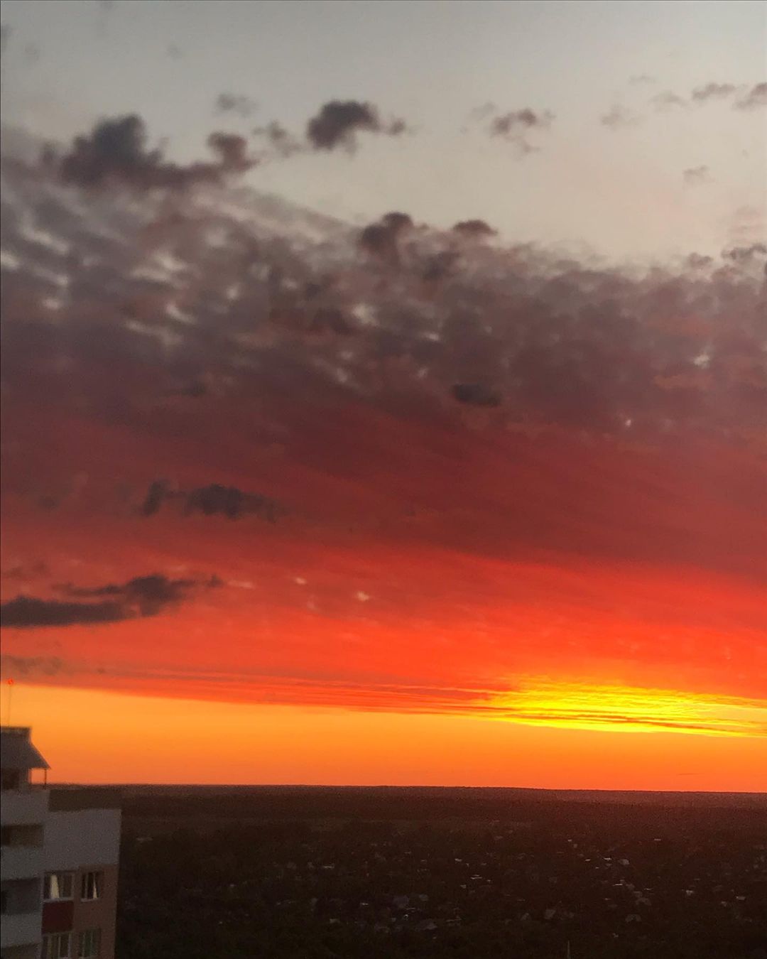 Как только день начинает катиться к закату, местные ценители прекрасного готовы оставить все дела, достать телефоны и сделать красивые кадры на фоне уходящего солнца. Делимся с вами их настроением, а заодно и живописными вечерними пейзажами.