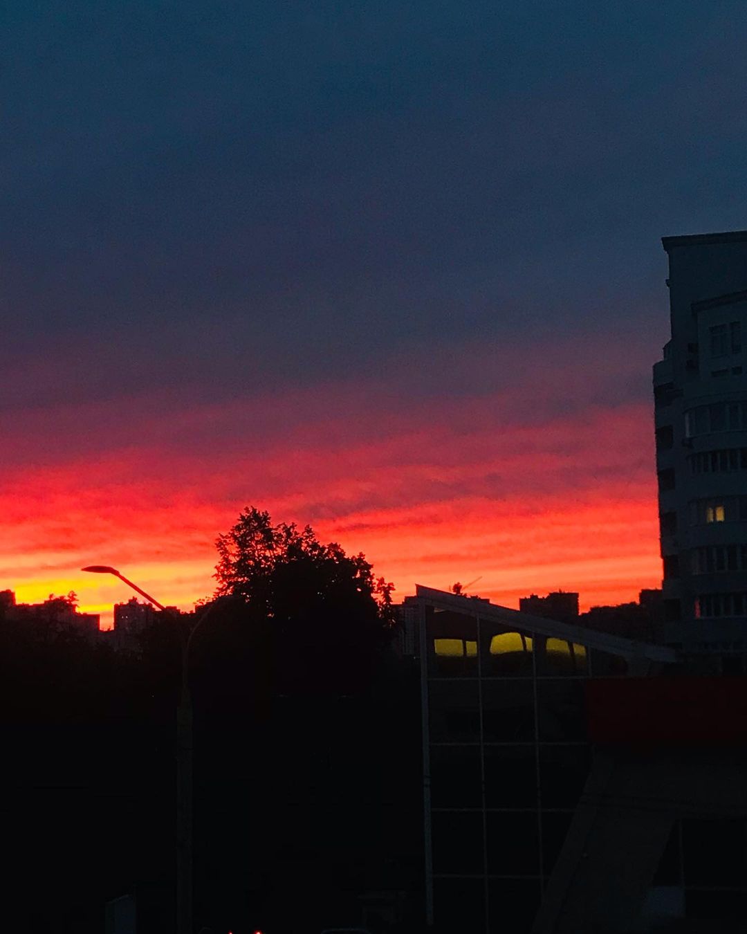 Как только день начинает катиться к закату, местные ценители прекрасного готовы оставить все дела, достать телефоны и сделать красивые кадры на фоне уходящего солнца. Делимся с вами их настроением, а заодно и живописными вечерними пейзажами.