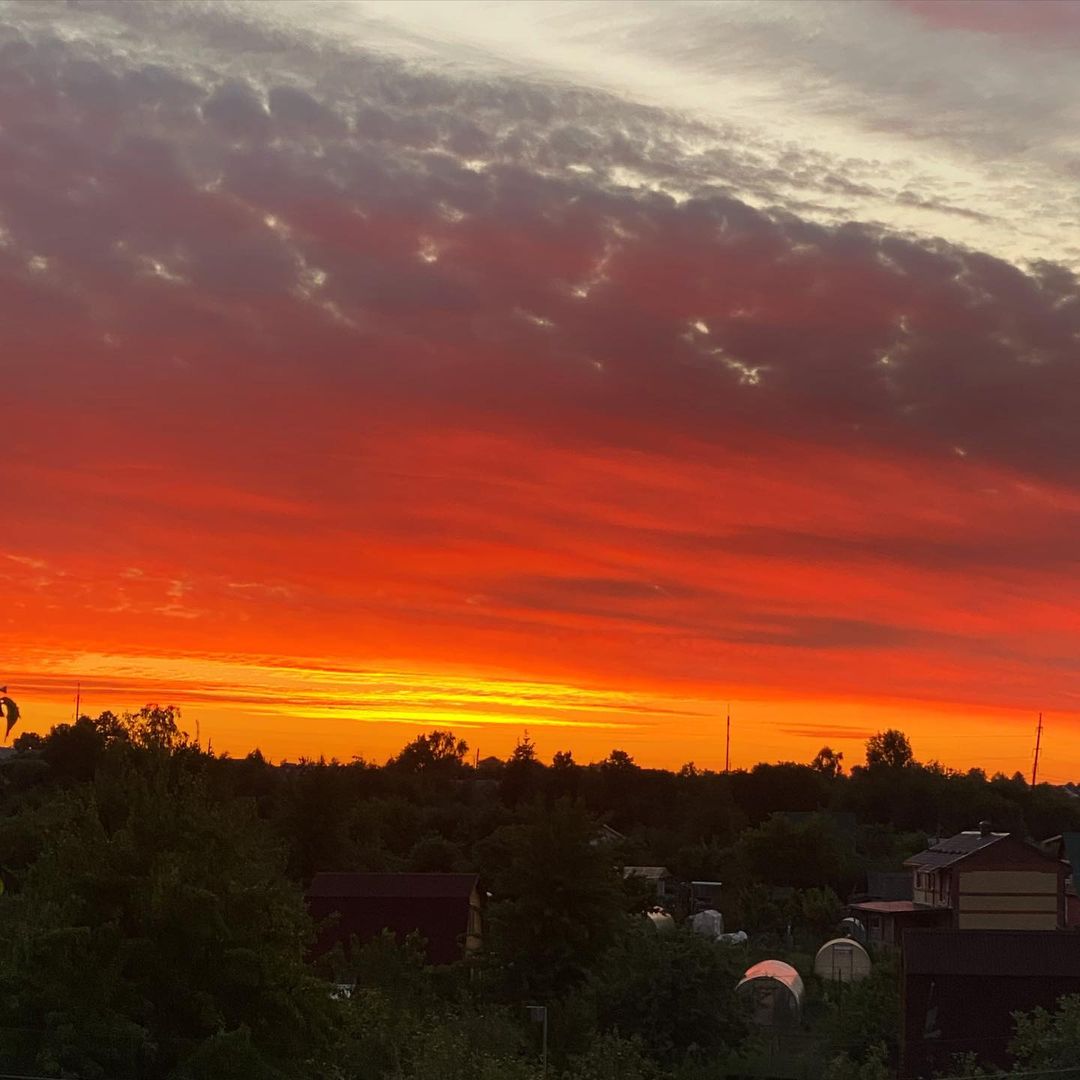 Как только день начинает катиться к закату, местные ценители прекрасного готовы оставить все дела, достать телефоны и сделать красивые кадры на фоне уходящего солнца. Делимся с вами их настроением, а заодно и живописными вечерними пейзажами.