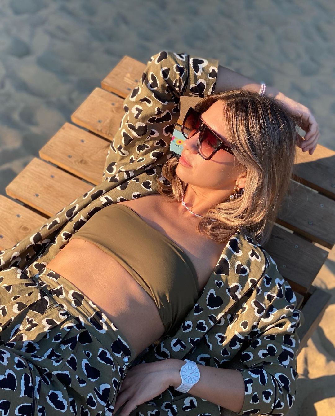 Как только день начинает катиться к закату, местные ценители прекрасного готовы оставить все дела, достать телефоны и сделать красивые кадры на фоне уходящего солнца. Делимся с вами их настроением, а заодно и живописными вечерними пейзажами.