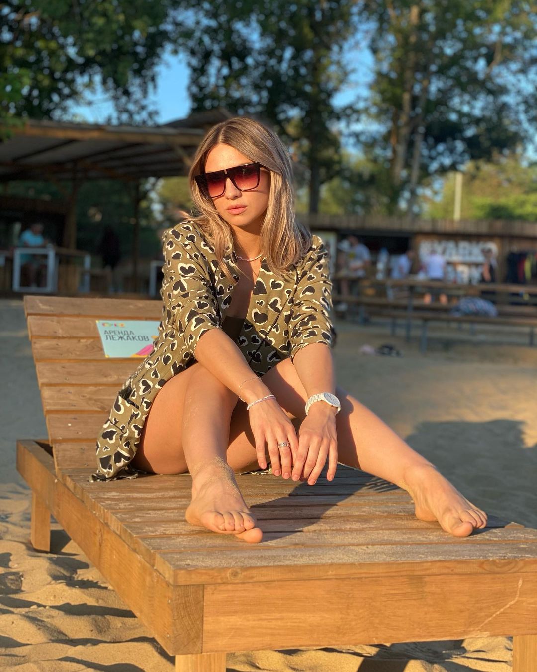 Как только день начинает катиться к закату, местные ценители прекрасного готовы оставить все дела, достать телефоны и сделать красивые кадры на фоне уходящего солнца. Делимся с вами их настроением, а заодно и живописными вечерними пейзажами.