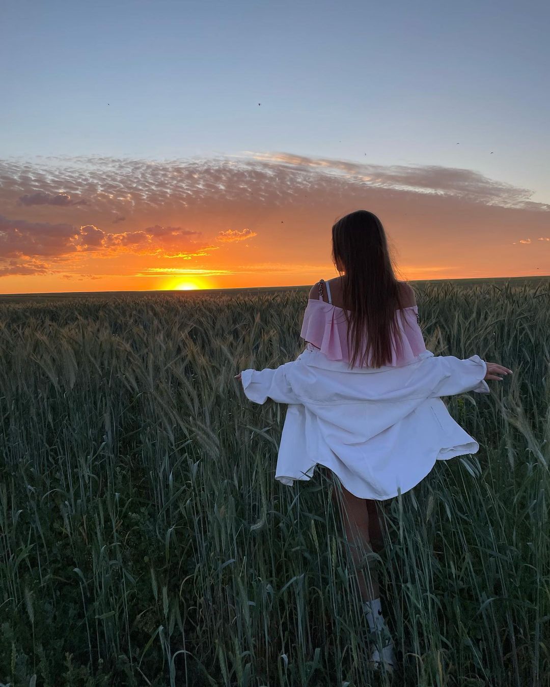 Как только день начинает катиться к закату, местные ценители прекрасного готовы оставить все дела, достать телефоны и сделать красивые кадры на фоне уходящего солнца. Делимся с вами их настроением, а заодно и живописными вечерними пейзажами.