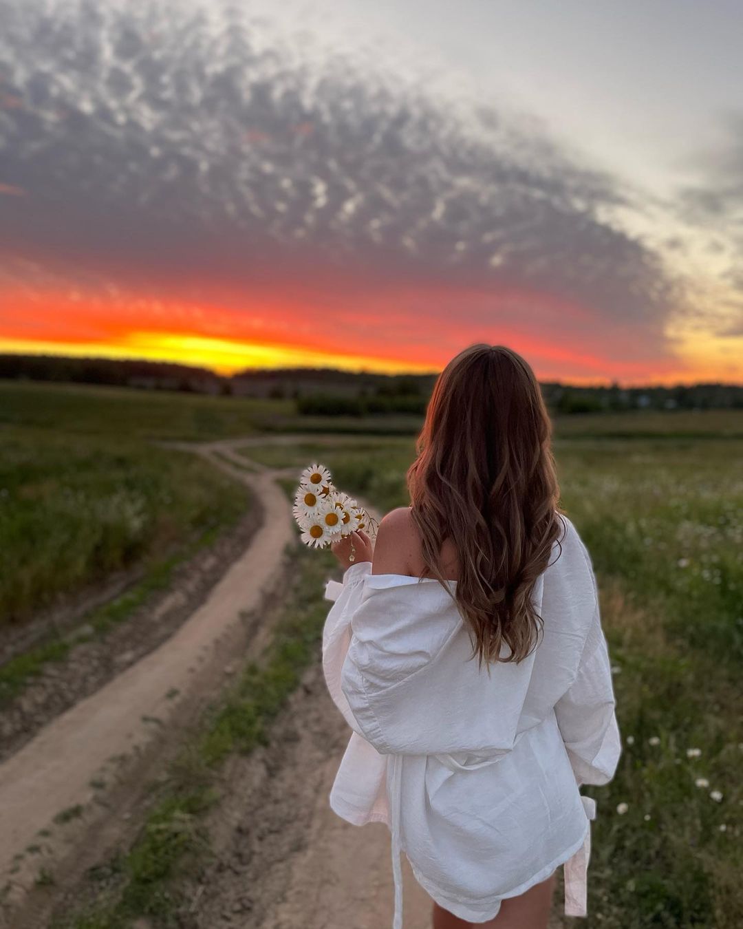 Как только день начинает катиться к закату, местные ценители прекрасного готовы оставить все дела, достать телефоны и сделать красивые кадры на фоне уходящего солнца. Делимся с вами их настроением, а заодно и живописными вечерними пейзажами.