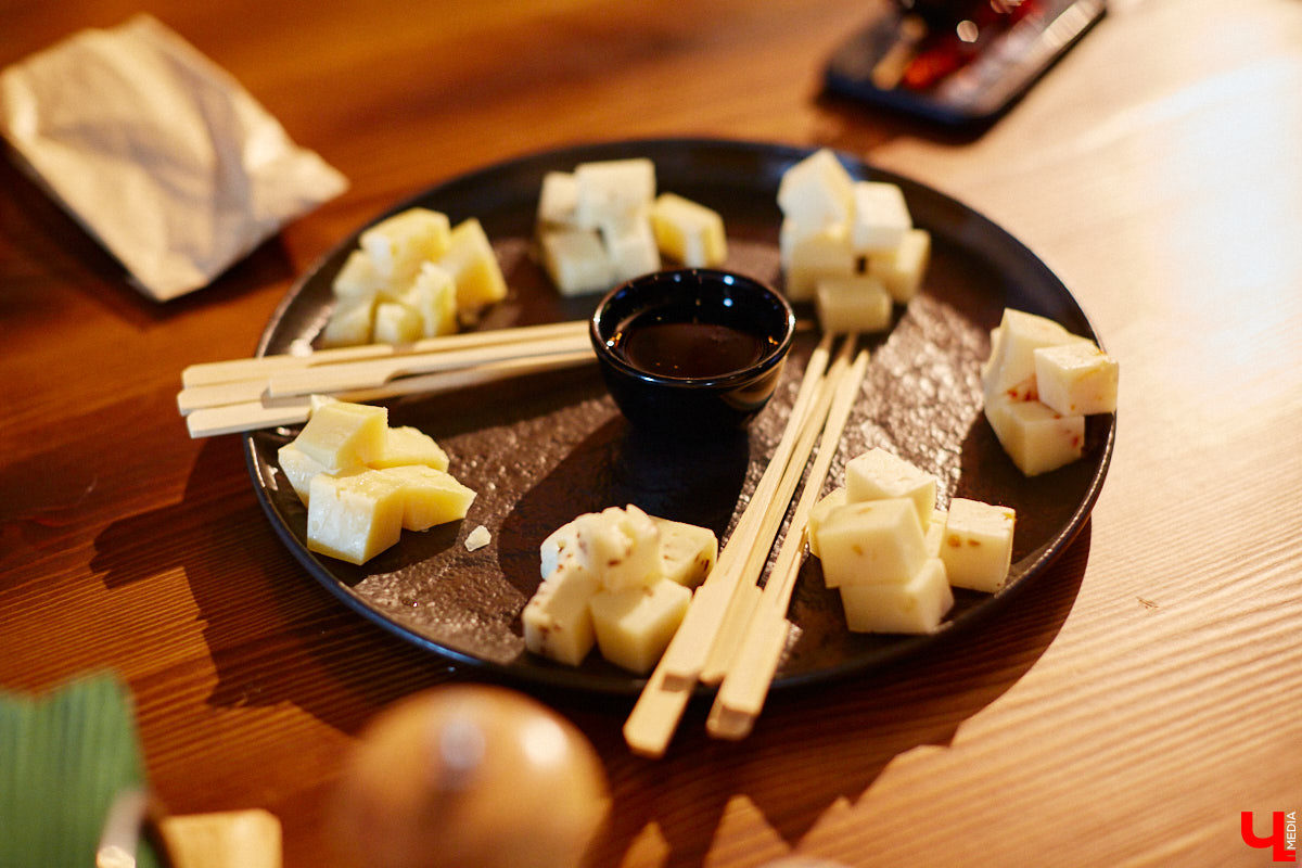 Бар и магазин «Хьюстон» – это место, где проблемы уходят на второй план. Только ли из-за обширной барной карты? Для оценки заведения с гастрономической точки зрения «Ключ-Медиа» пришлось привлечь независимый блогерский десант. Званый обед посетили сразу четверо строгих критиков.