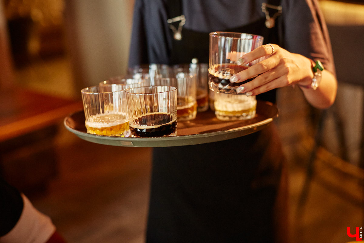 Бар и магазин «Хьюстон» – это место, где проблемы уходят на второй план. Только ли из-за обширной барной карты? Для оценки заведения с гастрономической точки зрения «Ключ-Медиа» пришлось привлечь независимый блогерский десант. Званый обед посетили сразу четверо строгих критиков.