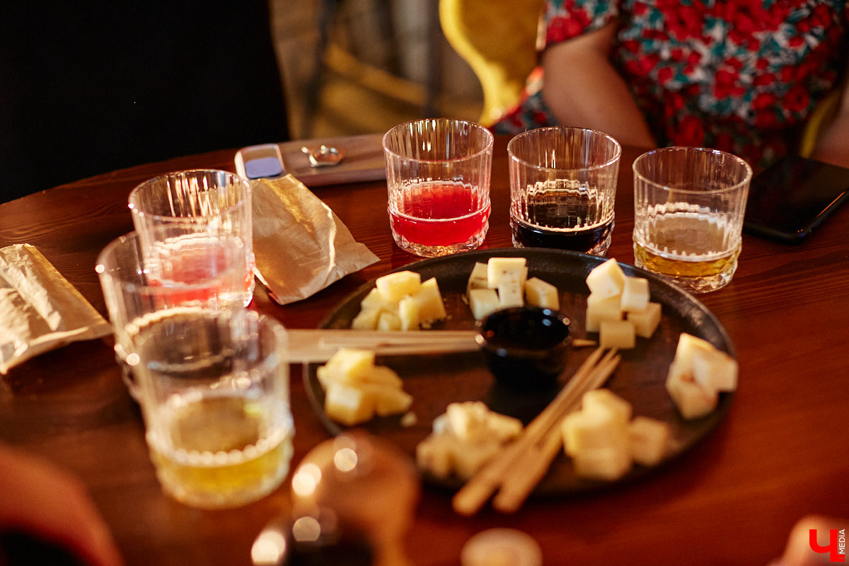 Бар и магазин «Хьюстон» – это место, где проблемы уходят на второй план. Только ли из-за обширной барной карты? Для оценки заведения с гастрономической точки зрения «Ключ-Медиа» пришлось привлечь независимый блогерский десант. Званый обед посетили сразу четверо строгих критиков.