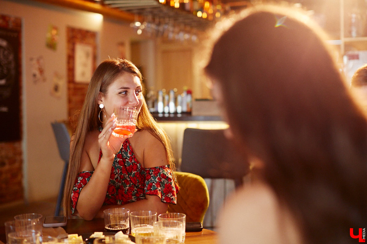 Бар и магазин «Хьюстон» – это место, где проблемы уходят на второй план. Только ли из-за обширной барной карты? Для оценки заведения с гастрономической точки зрения «Ключ-Медиа» пришлось привлечь независимый блогерский десант. Званый обед посетили сразу четверо строгих критиков.