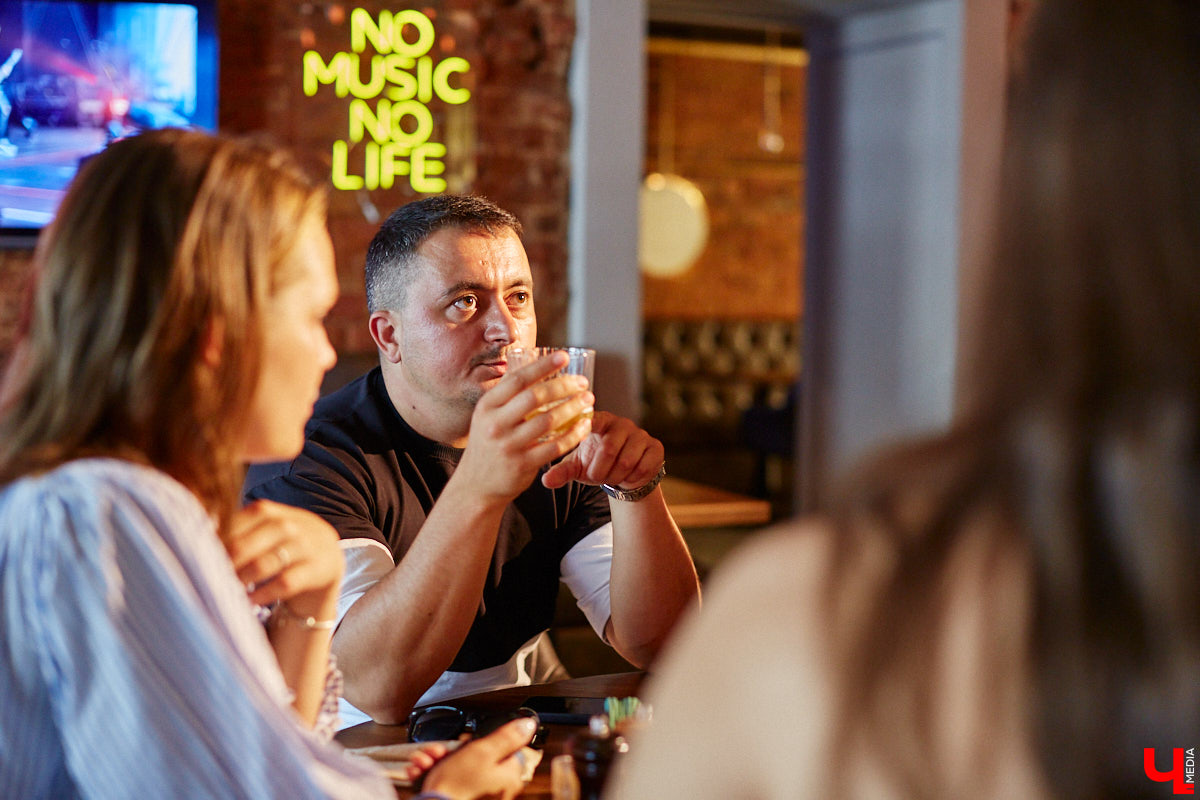 Бар и магазин «Хьюстон» – это место, где проблемы уходят на второй план. Только ли из-за обширной барной карты? Для оценки заведения с гастрономической точки зрения «Ключ-Медиа» пришлось привлечь независимый блогерский десант. Званый обед посетили сразу четверо строгих критиков.