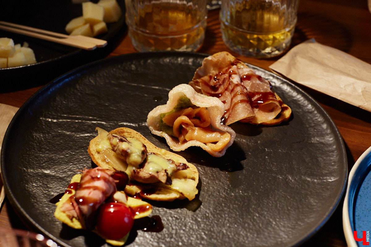 Бар и магазин «Хьюстон» – это место, где проблемы уходят на второй план. Только ли из-за обширной барной карты? Для оценки заведения с гастрономической точки зрения «Ключ-Медиа» пришлось привлечь независимый блогерский десант. Званый обед посетили сразу четверо строгих критиков.