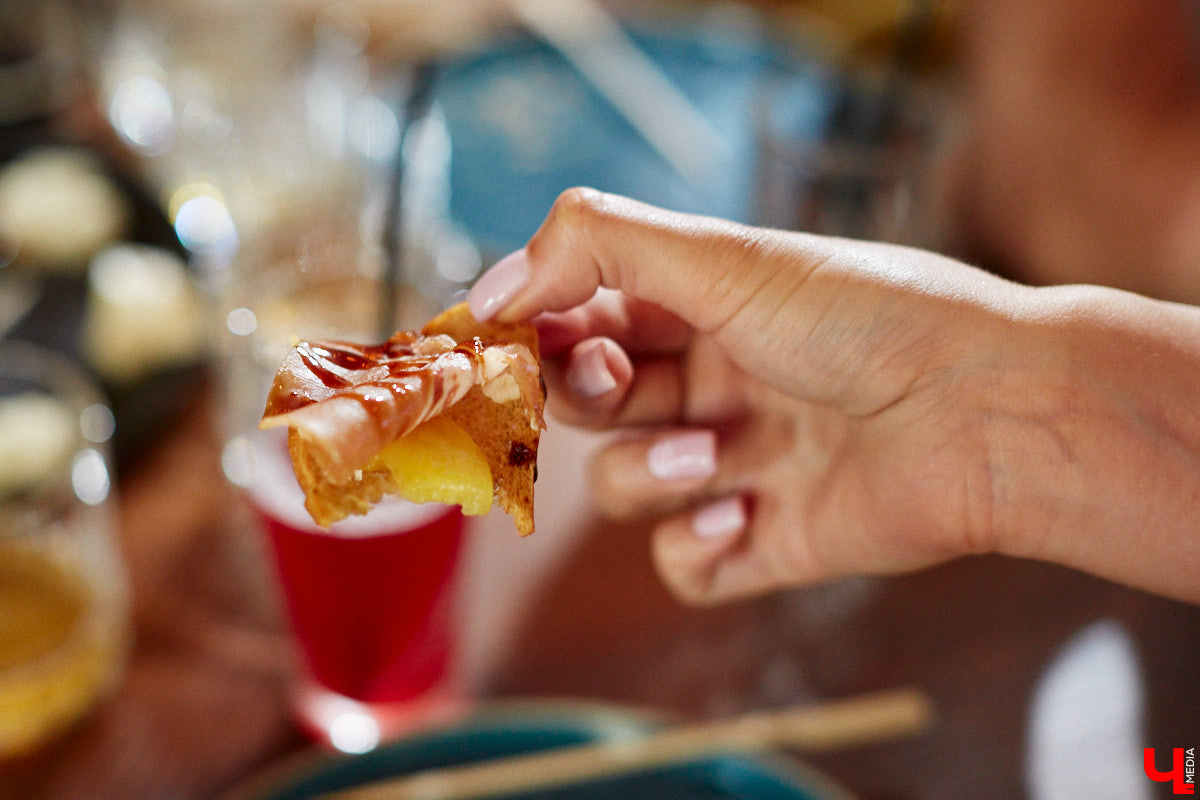 Бар и магазин «Хьюстон» – это место, где проблемы уходят на второй план. Только ли из-за обширной барной карты? Для оценки заведения с гастрономической точки зрения «Ключ-Медиа» пришлось привлечь независимый блогерский десант. Званый обед посетили сразу четверо строгих критиков.