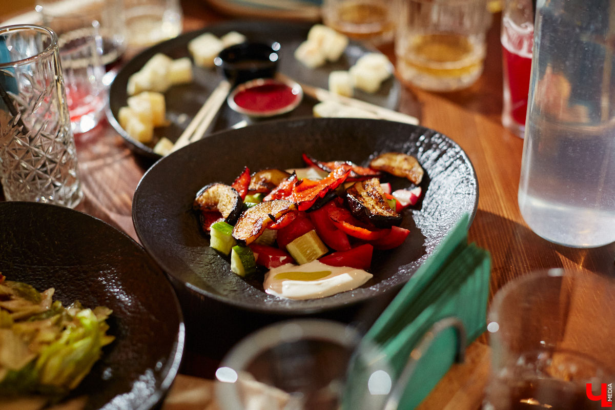 Бар и магазин «Хьюстон» – это место, где проблемы уходят на второй план. Только ли из-за обширной барной карты? Для оценки заведения с гастрономической точки зрения «Ключ-Медиа» пришлось привлечь независимый блогерский десант. Званый обед посетили сразу четверо строгих критиков.