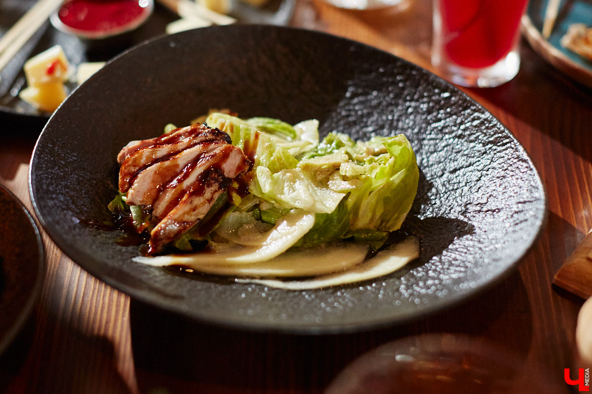 Бар и магазин «Хьюстон» – это место, где проблемы уходят на второй план. Только ли из-за обширной барной карты? Для оценки заведения с гастрономической точки зрения «Ключ-Медиа» пришлось привлечь независимый блогерский десант. Званый обед посетили сразу четверо строгих критиков.