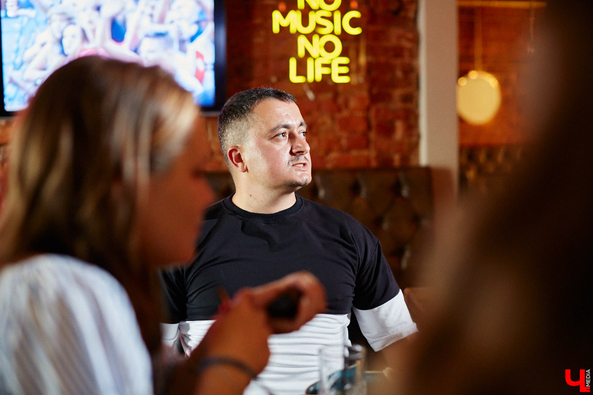 Бар и магазин «Хьюстон» – это место, где проблемы уходят на второй план. Только ли из-за обширной барной карты? Для оценки заведения с гастрономической точки зрения «Ключ-Медиа» пришлось привлечь независимый блогерский десант. Званый обед посетили сразу четверо строгих критиков.